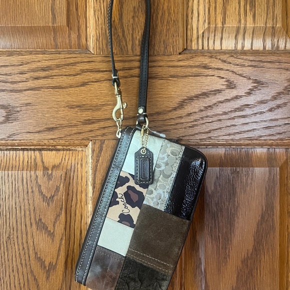 AUTHENTIC Classic Coach Patchwork Gold Signature Zip Small Wristlet - Picture 7 of 9